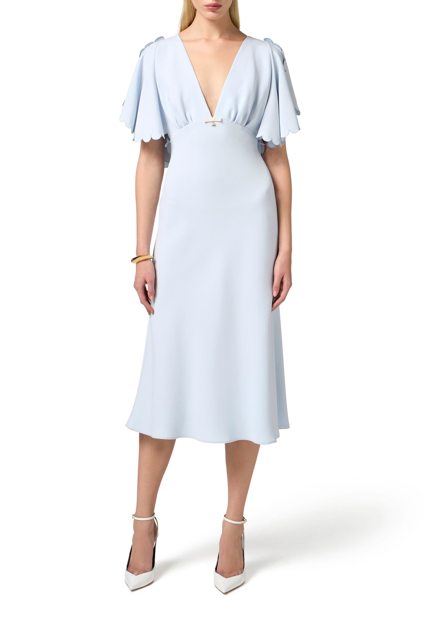 Dress in lightweight crêpe fabric with embroidered scallop