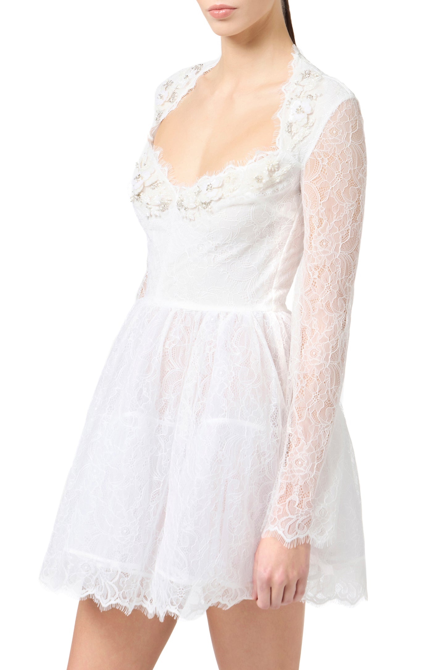 Dress in tulle and lace fabrics with floral embroidery