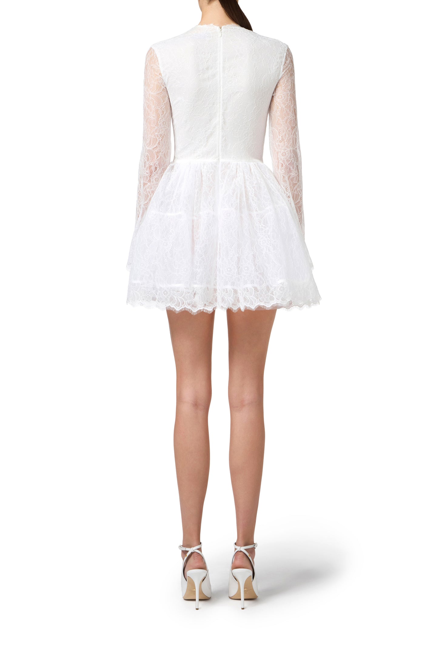 Dress in tulle and lace fabrics with floral embroidery