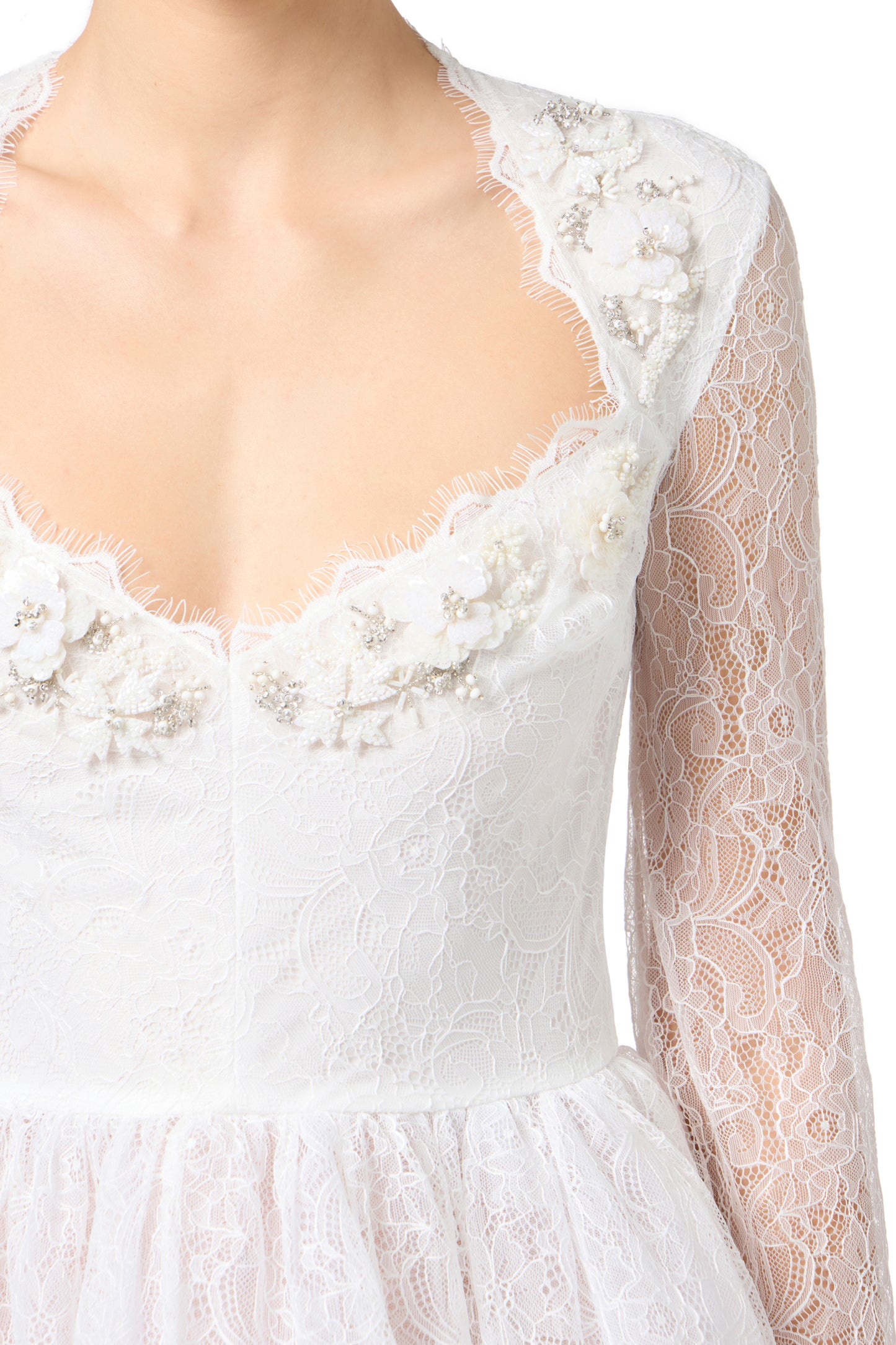Dress in tulle and lace fabrics with floral embroidery