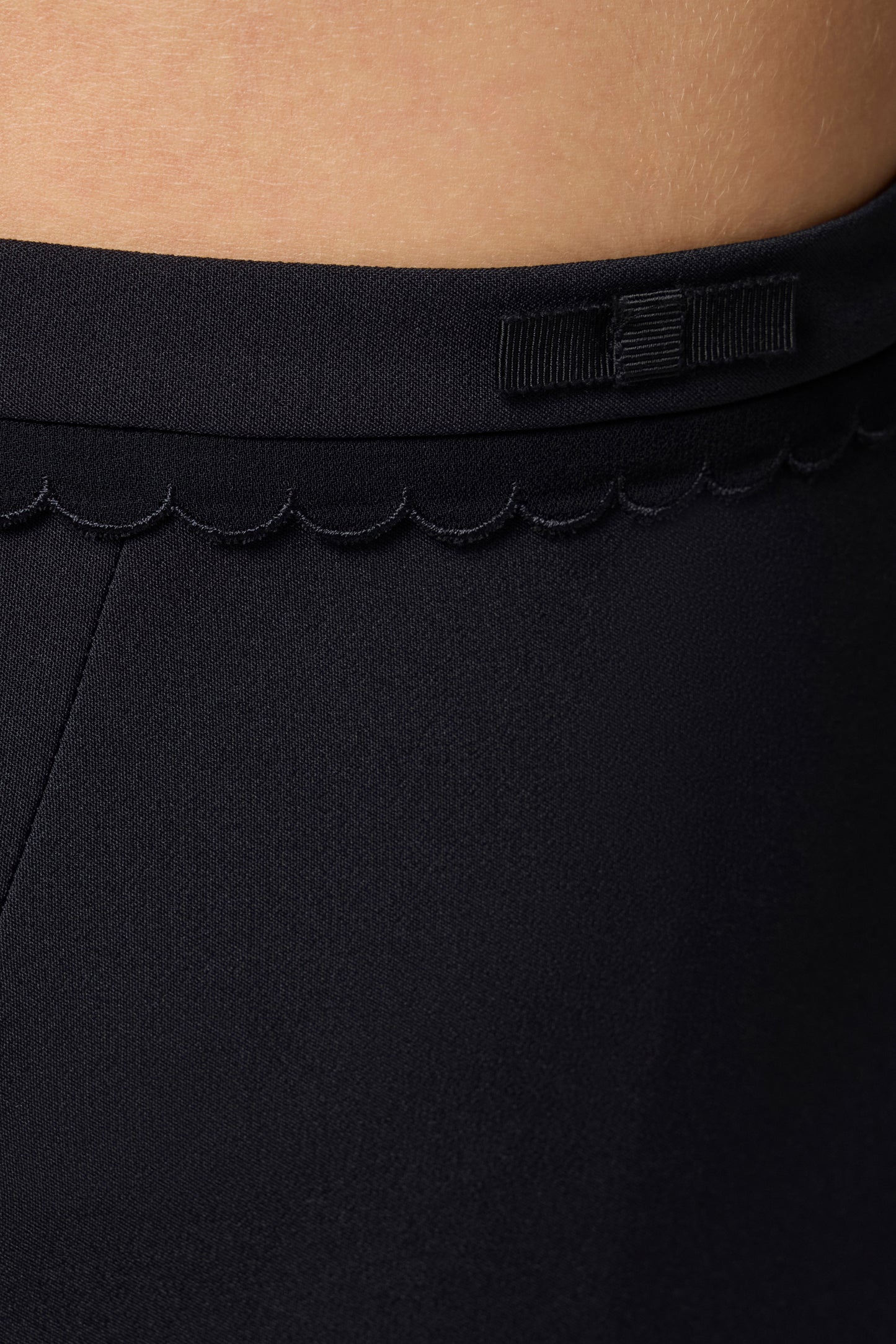 Skirt in double-layer stretch crêpe fabric with bow