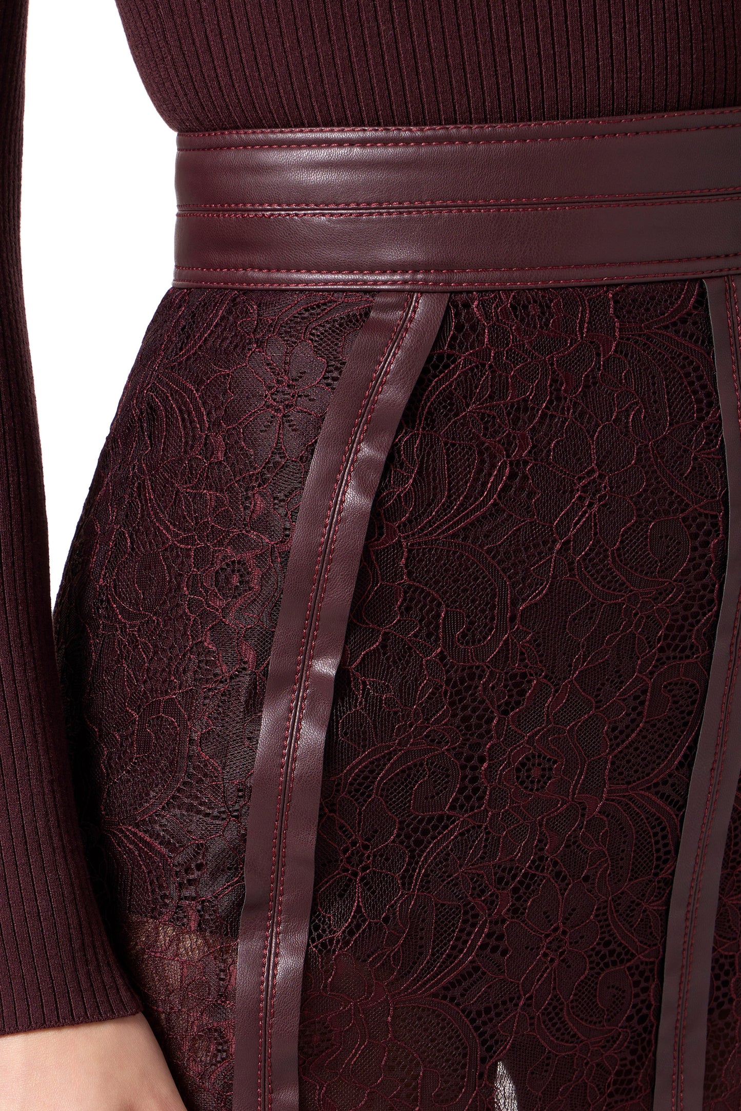 Skirt in floral lace