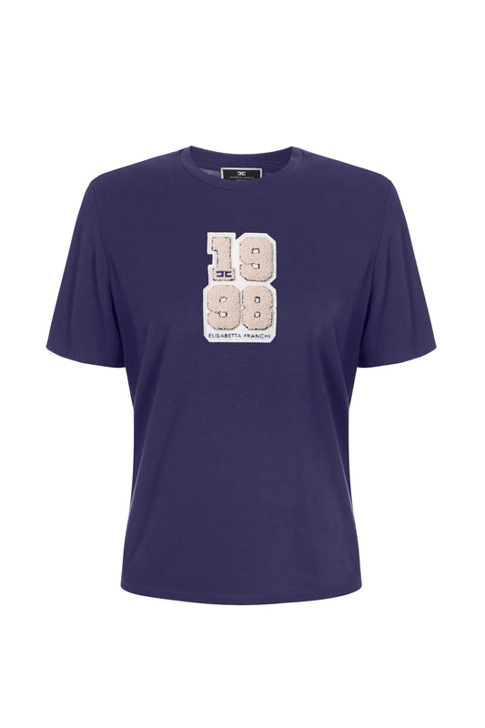 T-shirt with college-style logo patch