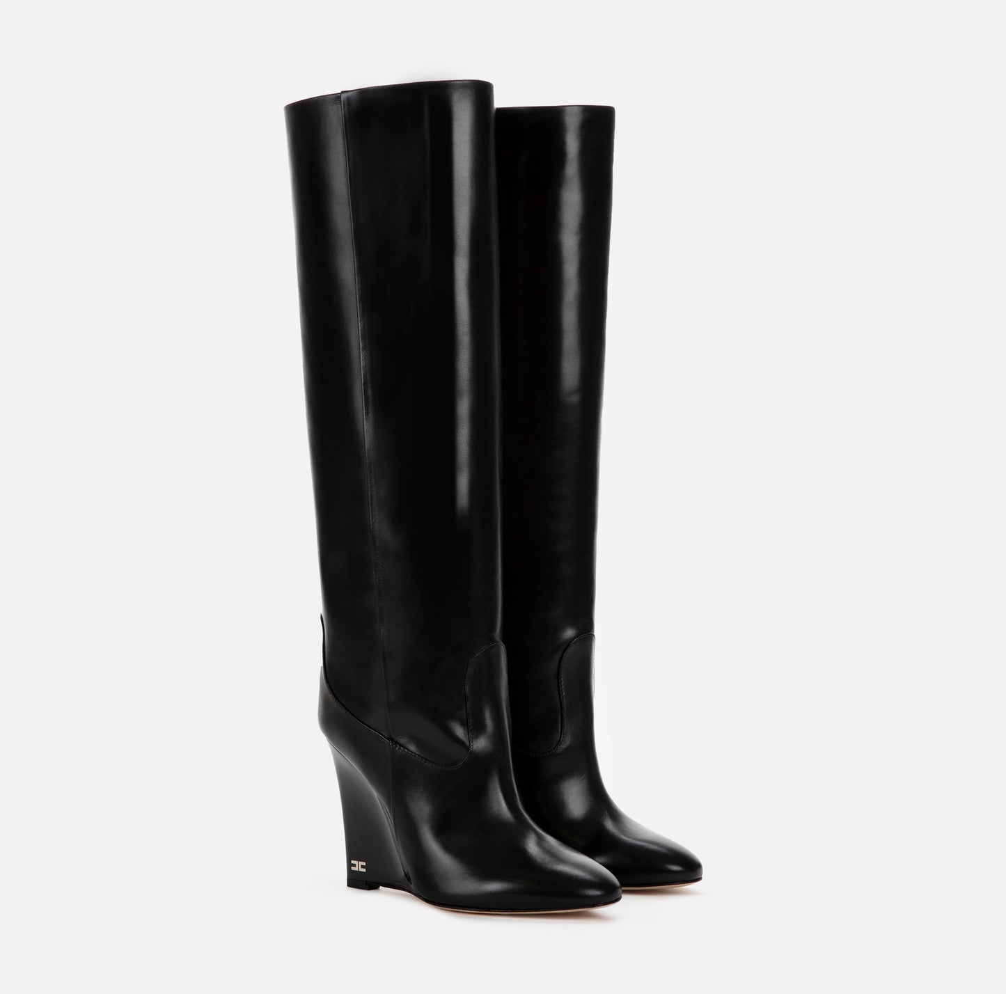 Tube boot with lacquered wedge