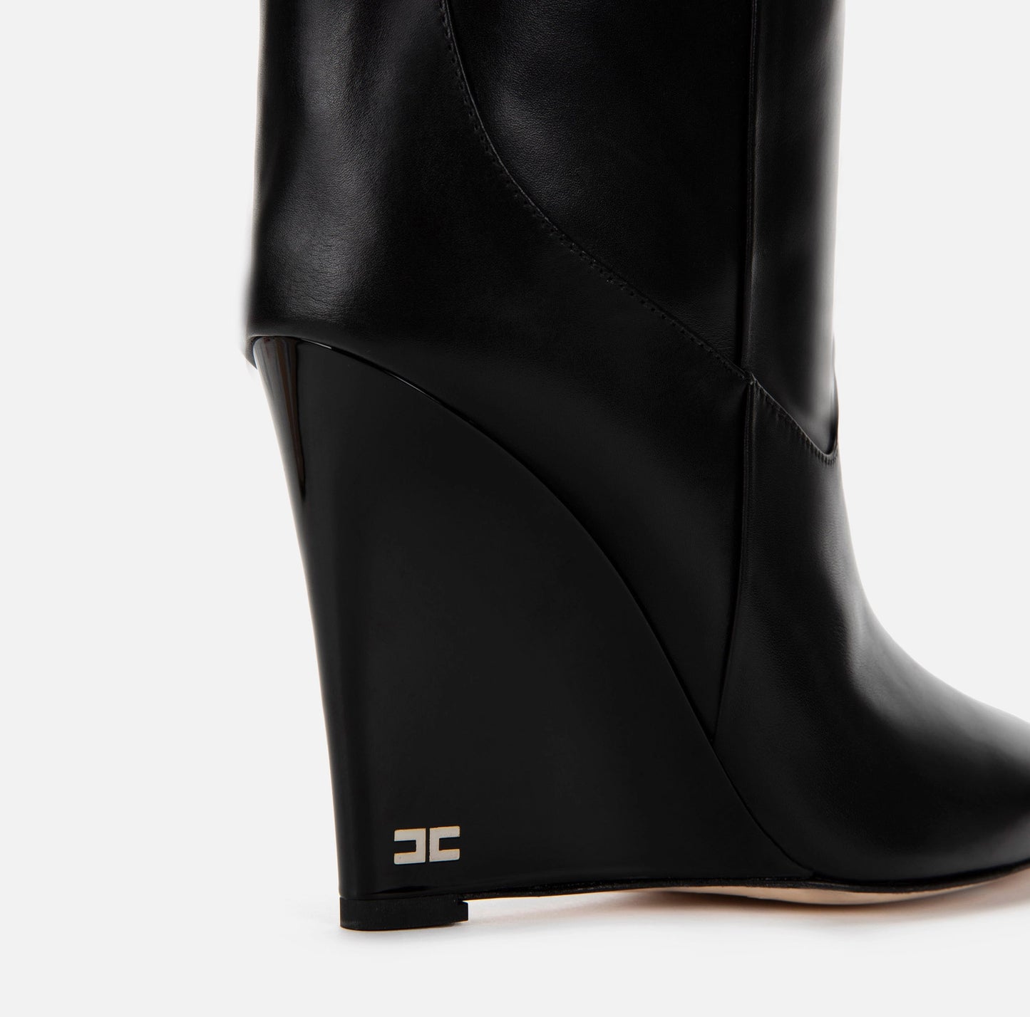 Tube boot with lacquered wedge