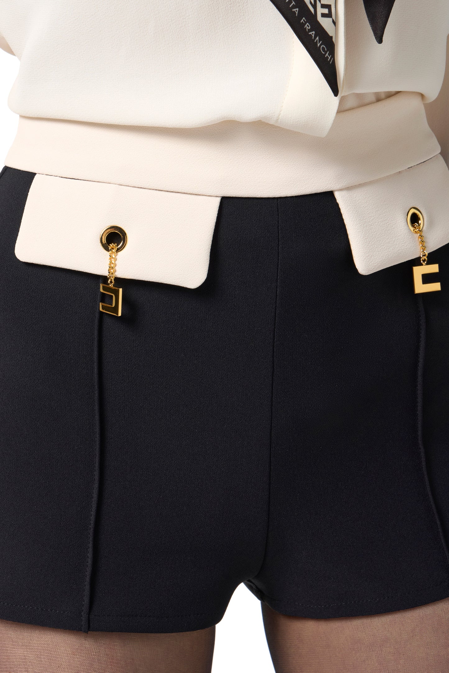 Colour-blocking shorts in double layer crêpe fabric