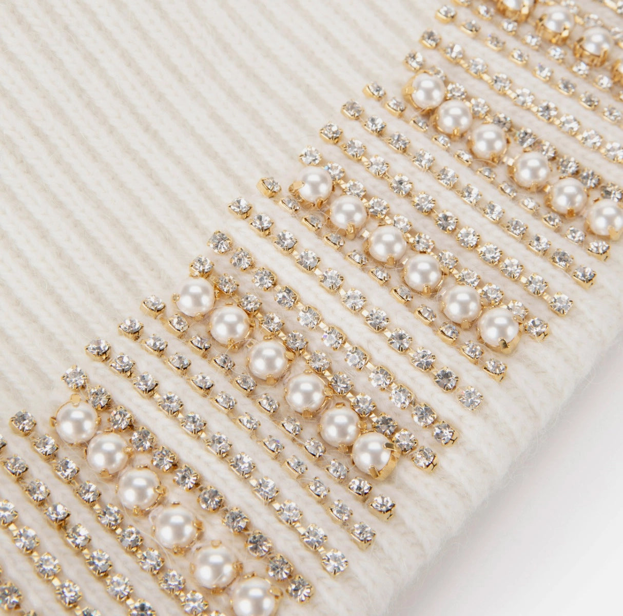 Wool hat with rhinestones chain