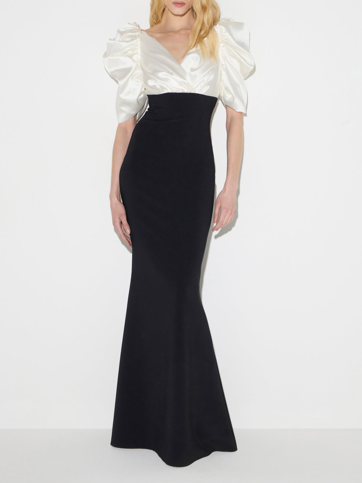 Red Carpet dress in lightweight crêpe and gazar fabrics