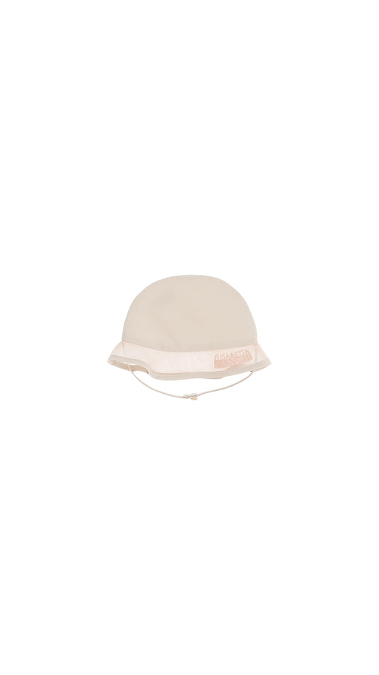 CAPPELLO CON INSERTO IN ORGANZA E RICAMO LOGO