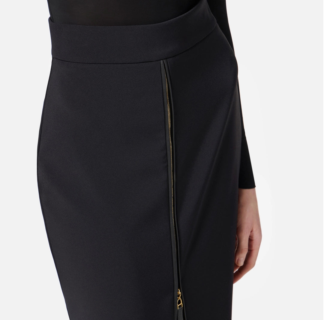 Skirt in lightweight crêpe fabric with zip