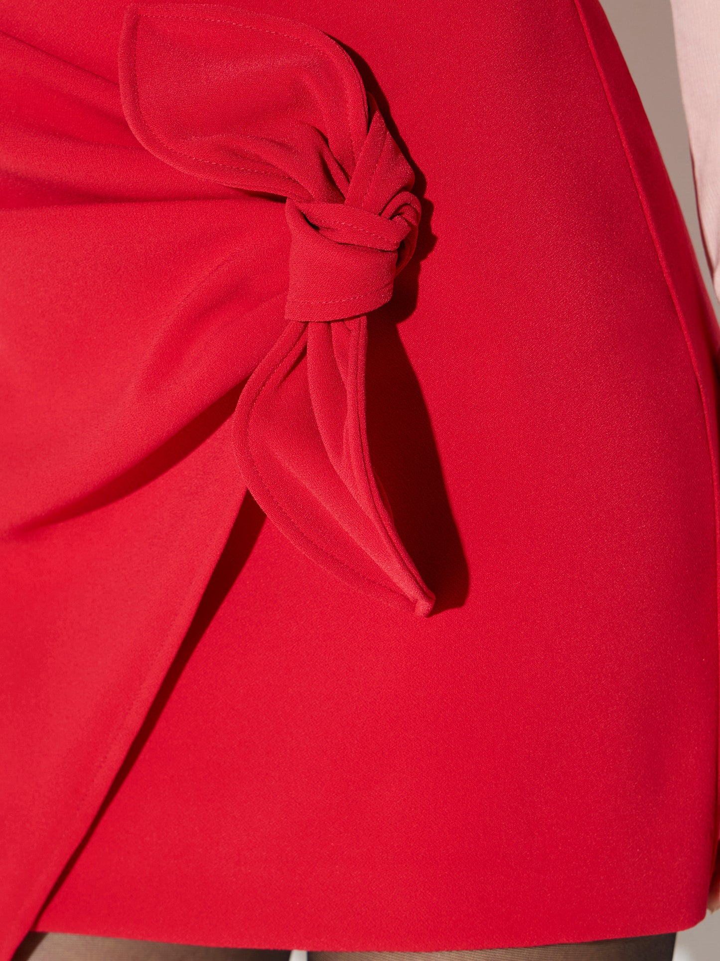 Lightweight crêpe miniskirt with bow