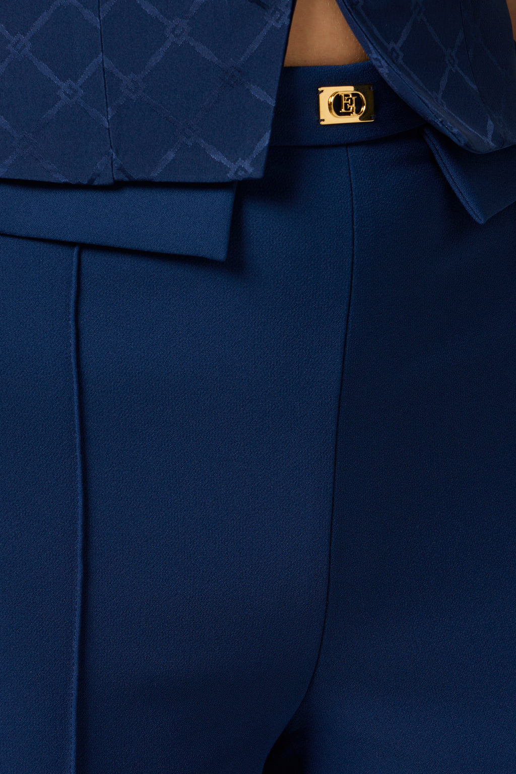 Trousers in crêpe fabric with logo plaque | LAST PIECE: 42/44