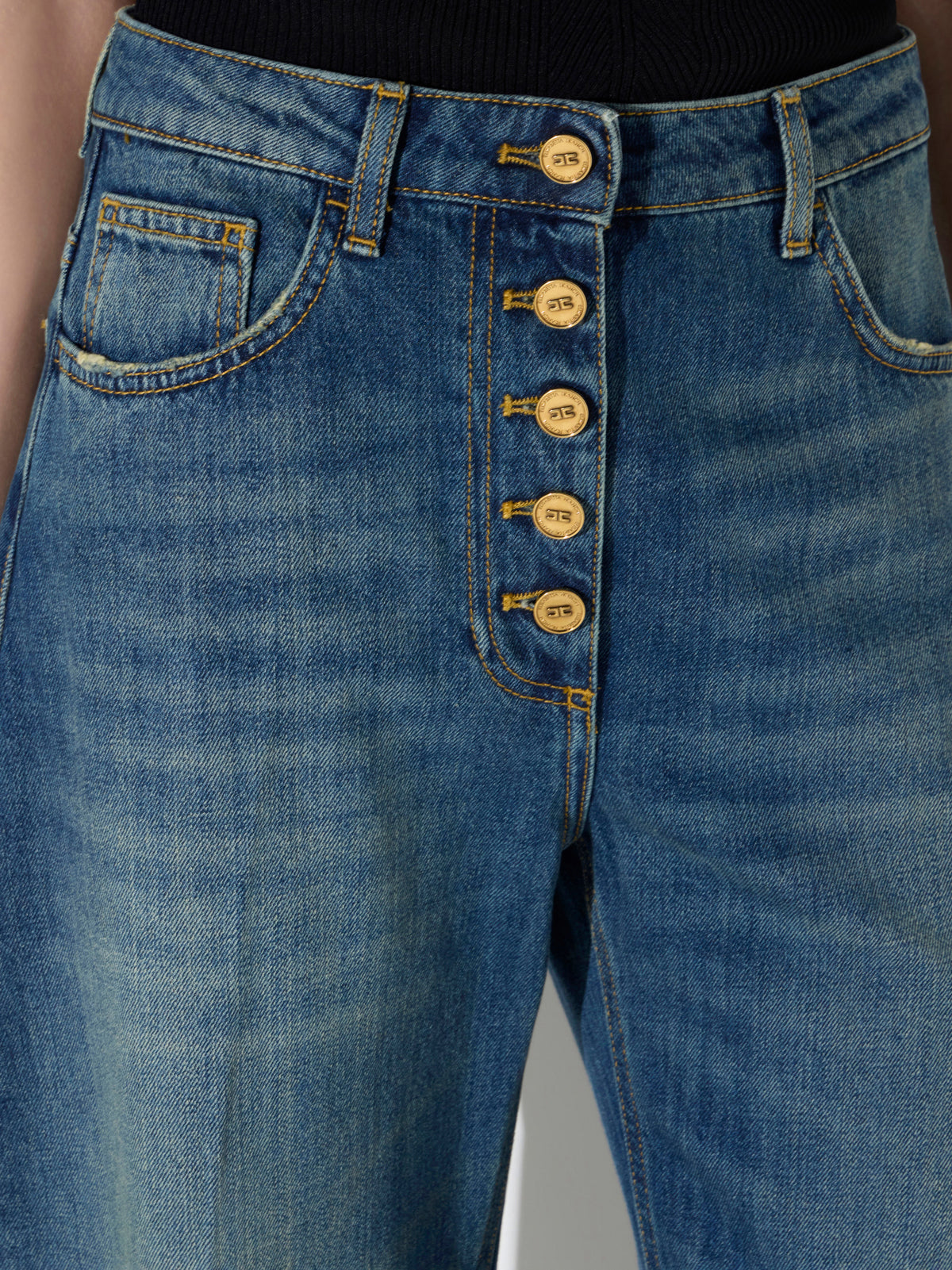 Balloon jeans with jewel buttons