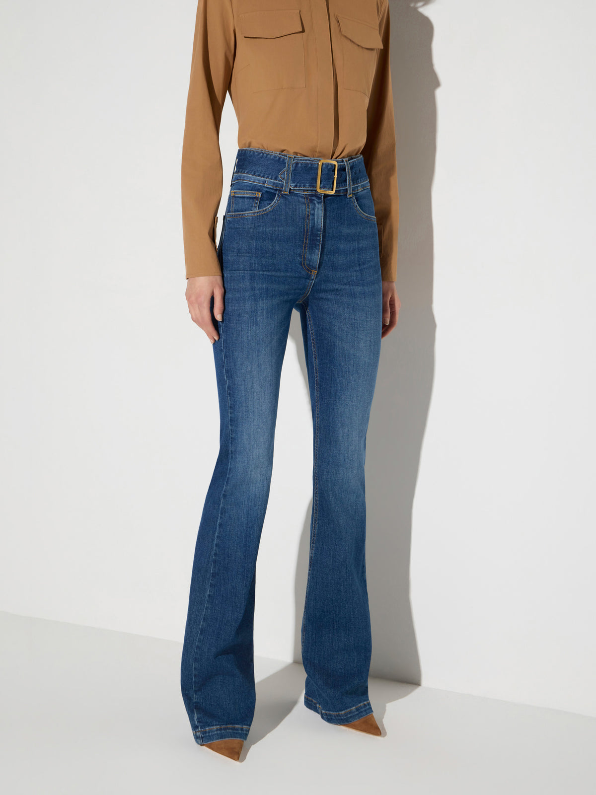 Boot-cut jeans with belt