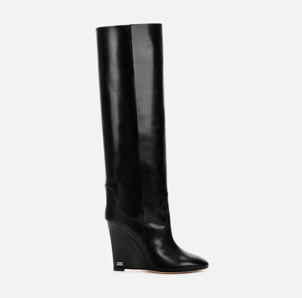 Tube boot with lacquered wedge