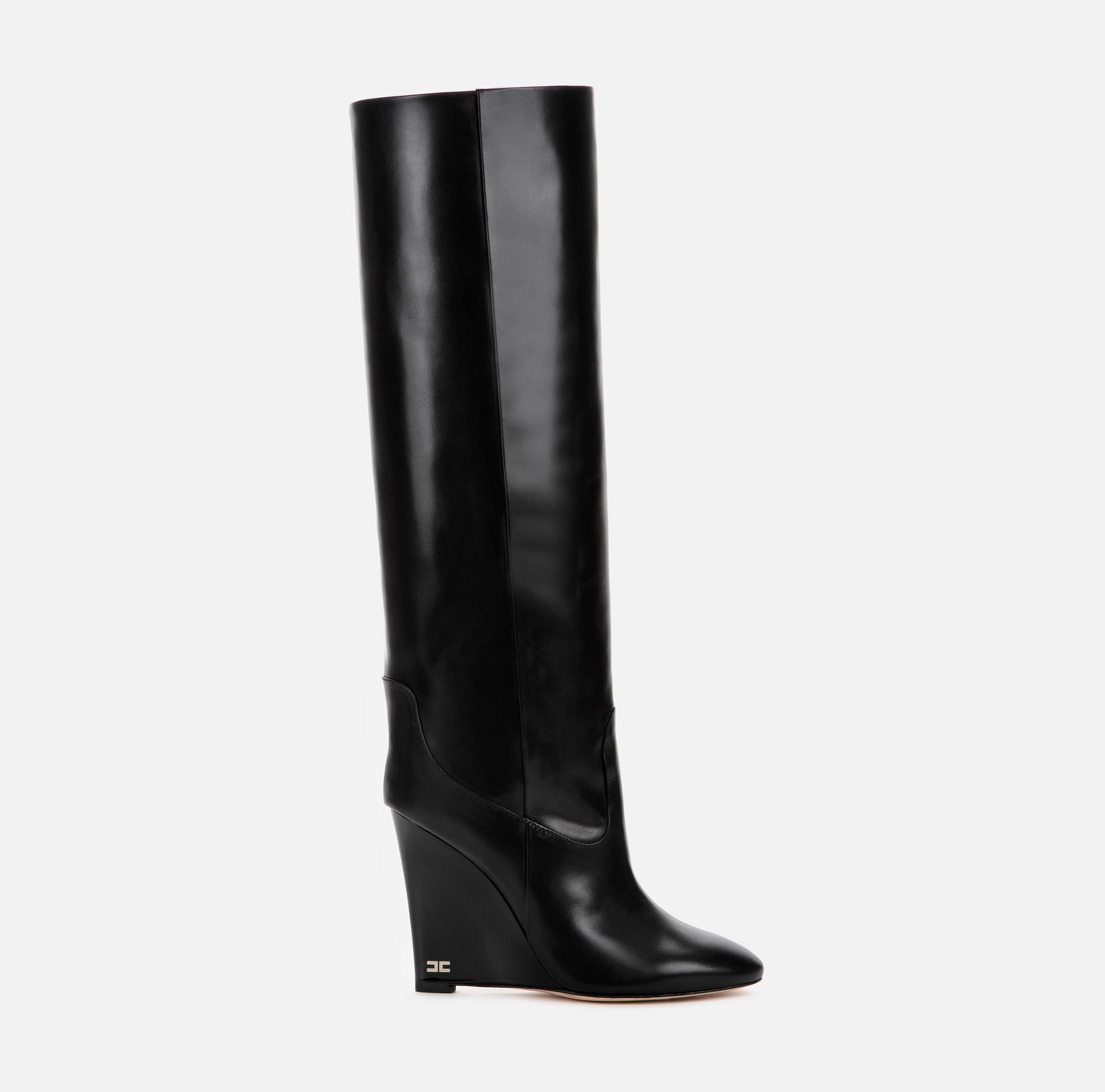 Tube boot with lacquered wedge