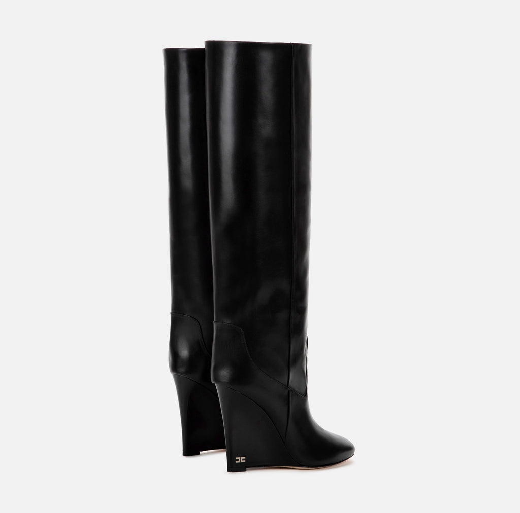 Tube boot with lacquered wedge