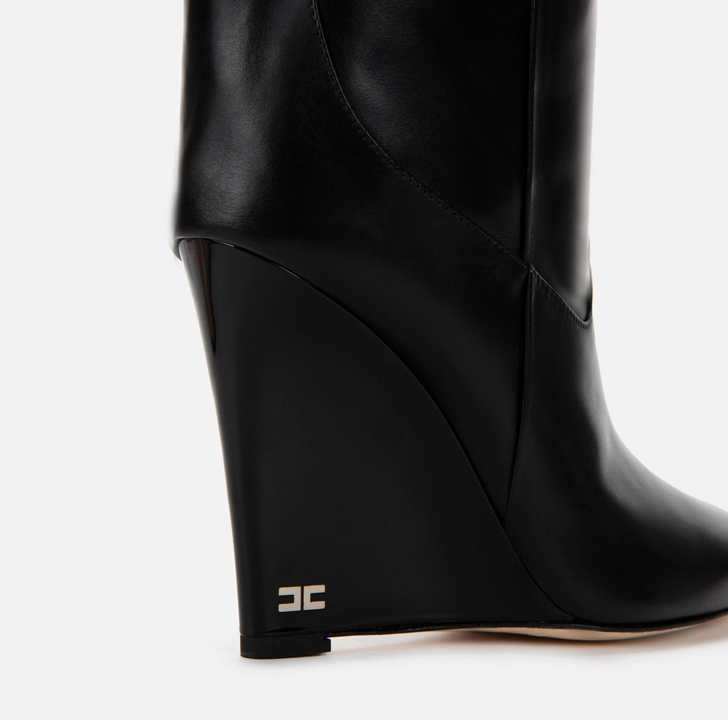 Tube boot with lacquered wedge