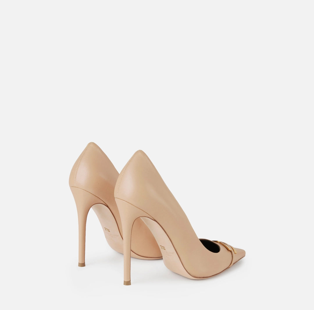 Leather pump with logo detail