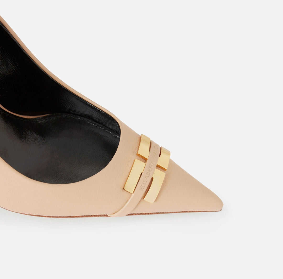 Leather pump with logo detail