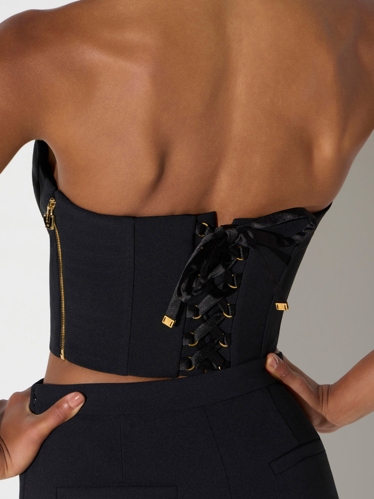 Top in lightweight crêpe fabric with feathers